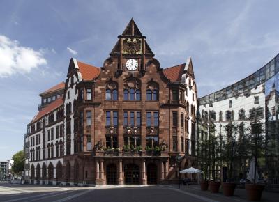 Frontansicht mit Stadtwappen