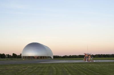 Luftschiffhangar am Rollfeld in der Dämmerung