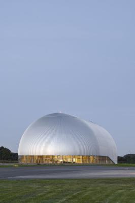 Erleuchteter Luftschiffhangar in Mülheim an der Ruhr
