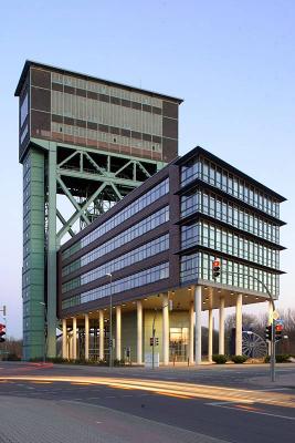 Aufgeständerter Bürobau mit Hammerkopfturm