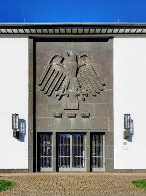 Hauptportal der Empfangshalle Butzweilerhof mit Adler aus Basaltlava