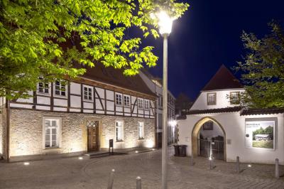 Welle 50, Außenansicht bei Nacht