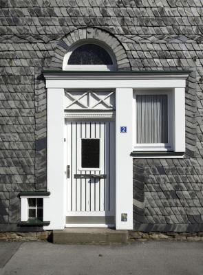 weiße Tür- und Fensterlaibungen
