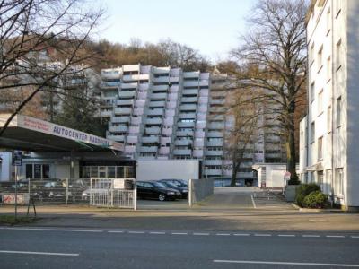 Straßenansicht, terrassierter Baukörper