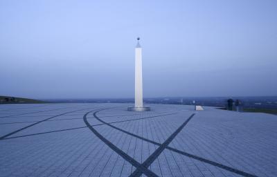 Obelisk Sonnenuhr auf dem Haldenplateau