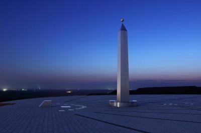 Obelisk der Halde Hoheward zur Blauen Stunde