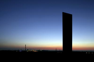 Ansicht der Skulptur bei Nacht