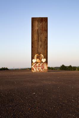 frontale Ansicht der Skulptur
