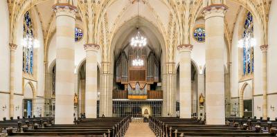 Blick ins Kirchenschiff Richtung Orgel nach Westen