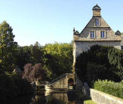 Treppenzugang über Wassergraben zum Schlossgarten Surenburg