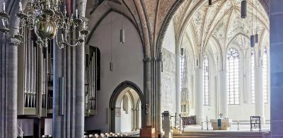 Blick auf Chor und Orgel