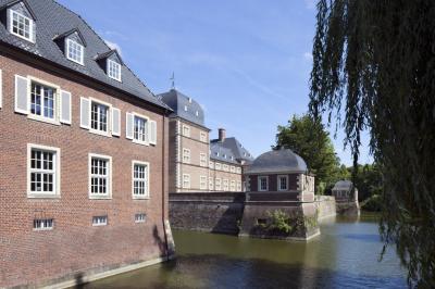 Schloss mit Befestigungspavillons