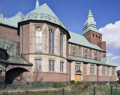 St. Joseph in Bottrop-Batenbrock, Südansicht mit Querschiff