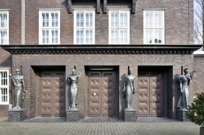 Berufskolleg Bottrop, vier Statuen am Eingangsbereich