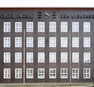 Berufskolleg Bottrop, Fassadenausschnitt mit Uhr ud Beschriftung