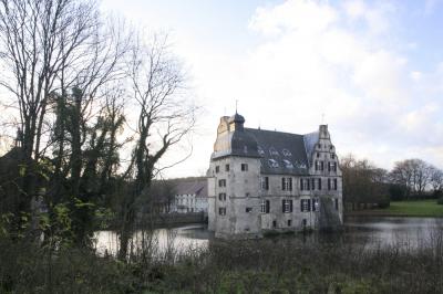 Blick über den Wassergraben auf das Schloss Bodelschwingh
