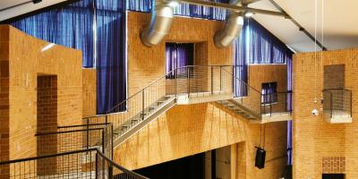 Treppen und Balkone im Saal