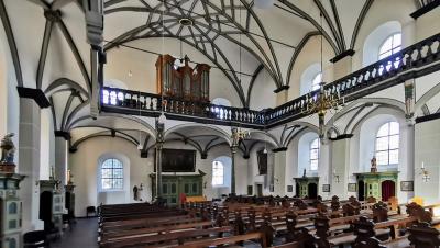Kircheninnenraum mit Blick Richtung Orgel