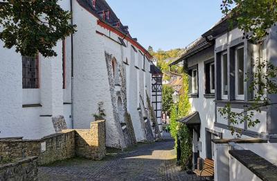 Blick in die Straße Delle mit St. Donatus