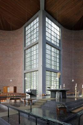 Altar mit Kirchenfenster im Hintergrund