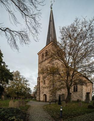 Dorfkirche Bochum Stiepel, Westfassade mit Eingang und Turm