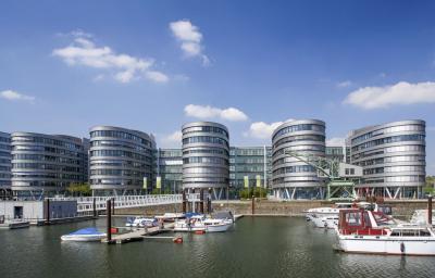 Blick über die Marina Duisburg auf die Five Boats