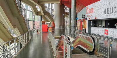 Foyerbereich mit Treppen und Rolltreppe