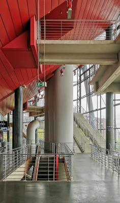 Erschließung mit Treppen und Rolltreppe