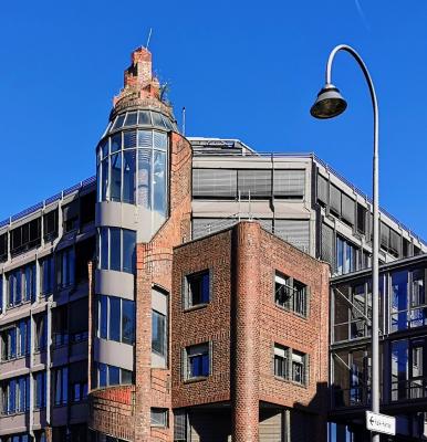 Eckansicht runder Treppenturm, Bezirksrathaus Köln-Kalk