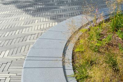 Blücherplatz Spenge, Detail Bodenbelag, Baumeinfassung