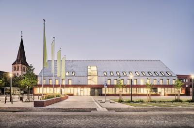 Neues Rathaus Ostbevern, Seitenansicht, Vorplatz