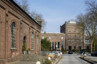 Blick zum Malakowturm, links Werkstattgeböude