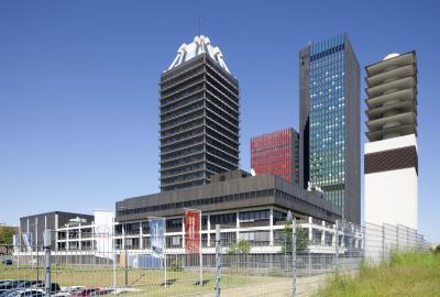 Funkhaus Deutschlandradio, hier noch mit dem inzwischen abgerissenen Hochhaus der Deutschen Welle im Hintergrund
