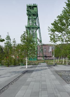 Quartiersplatz, Fördergerüst und ehemalige Betriebsgebäude