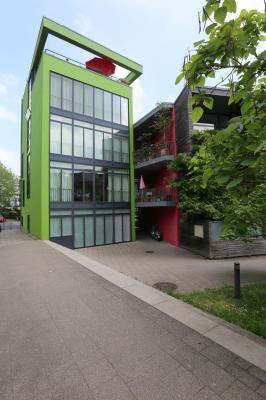 leuchtend grünes Turmhaus