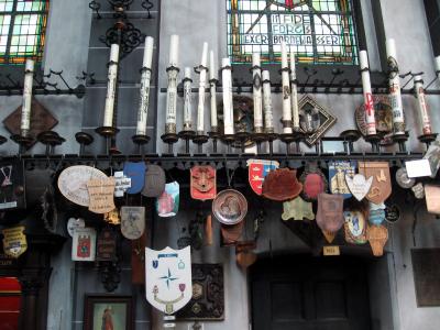 Kerzen und Wappenschilder in der Kerzenkapelle