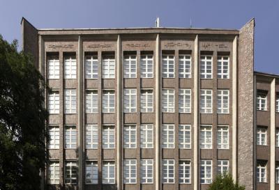 frontaler Blick auf eine Seitenfassade