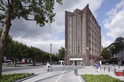 Außenansicht Bert-Brecht-Haus und Saporoshje-Platz