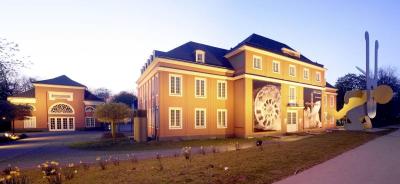 Haupthaus Schloss Oberhausen Ostseite und Kopfseite der Gedenkhalle