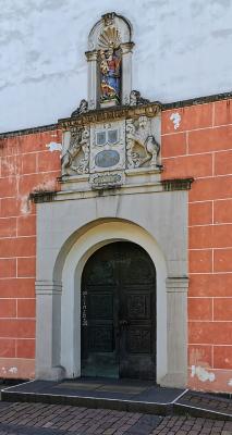 St. Pankratius in Odenthal, Westportal mit barockem Portalaufsatz