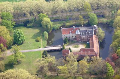 Lufbild mit Blick in den Innenhof des Schlosses