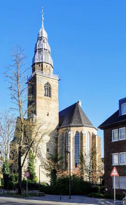 Eingestellter Turm und Chor der Dreikönigenkirche in Neuss