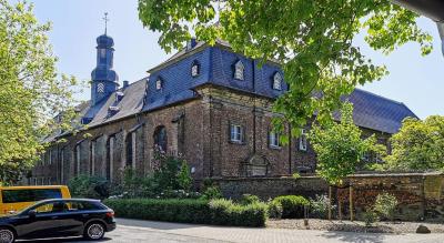 Klostergebäude mit Dachreiter der Klosterkirche