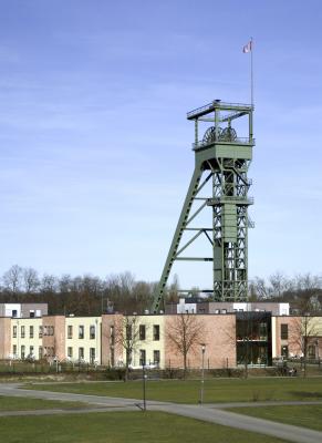 Gebäude auf dem Parkgelände und Förderturm