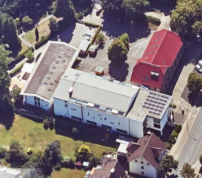Schrägluftbild von Norden, Gemeindezentrum Grundschöttel