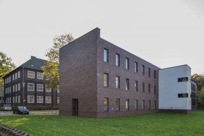 Neubau mit Altbau im Hintergrund