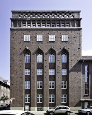 Sechsgeschossiger Eckturm mit durchbrochener Spitzbogen-Attika