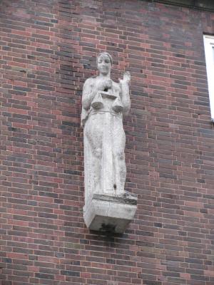 Skulptur an der Fassade: Gerechtigkeit