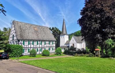 Küsterhaus und ev. Kreuzkirche in Bergneustadt-Wiedenest