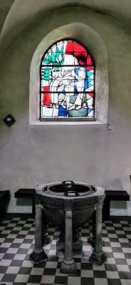 Taufstein im linken Seitenschiff